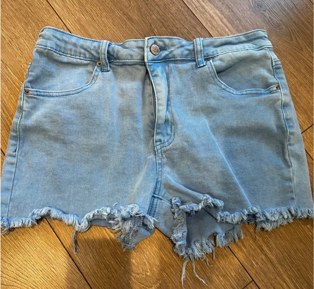 Zenana Light Wash blue Frayed Hem Stretch Denim Shorts Size Medium